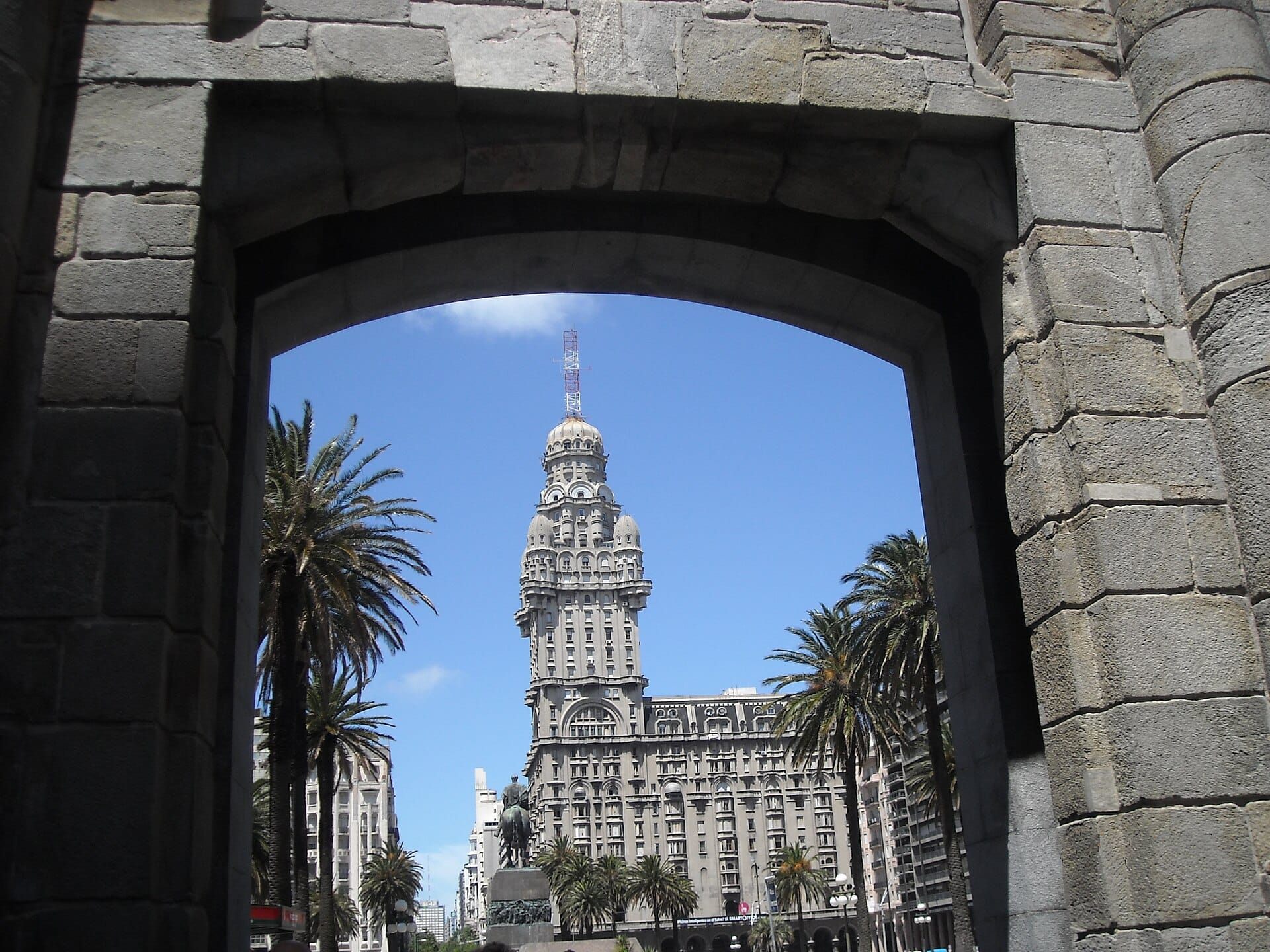 Palacio Salvo seen through the Puerta de la Ciudadela on Plaza Independencia, Montevideo