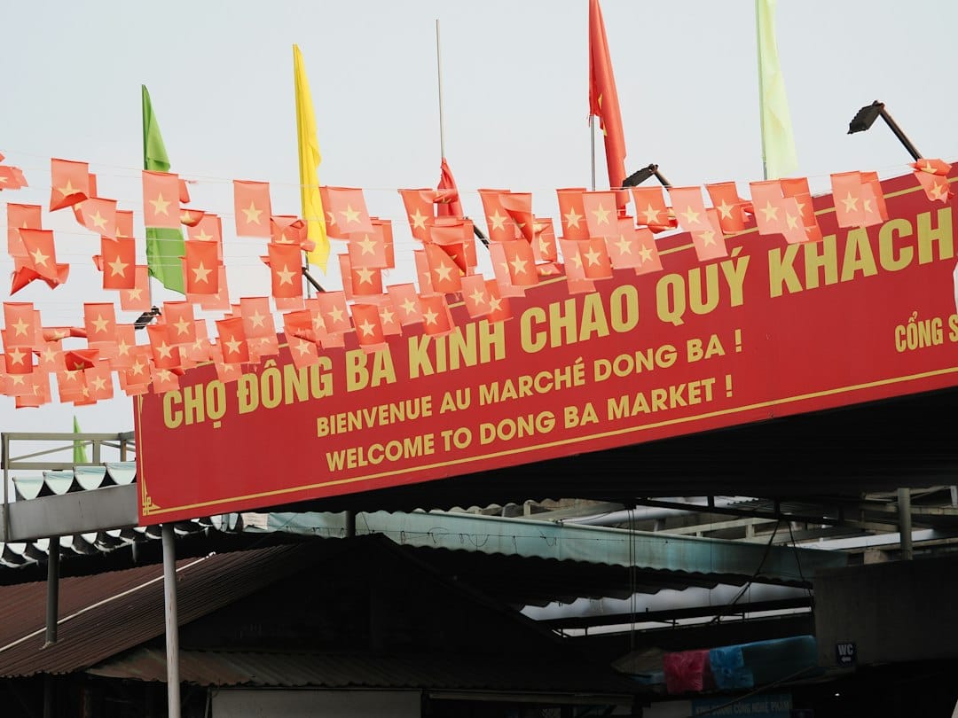 The entrance to Dong Ba Market by Trang Tien Bridge