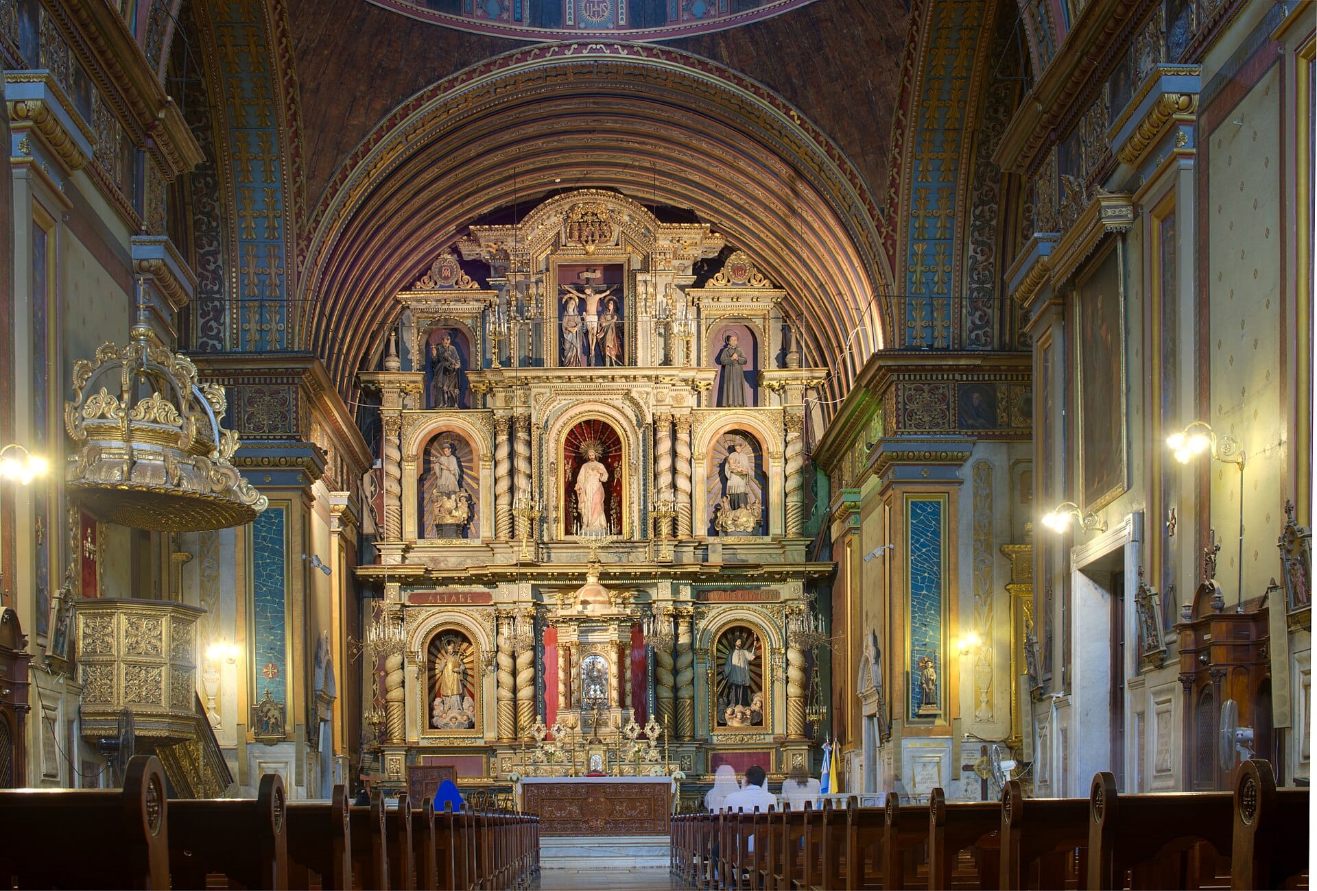 Gilded baroque altar inside the Iglesia de la Compañía de Jesús
