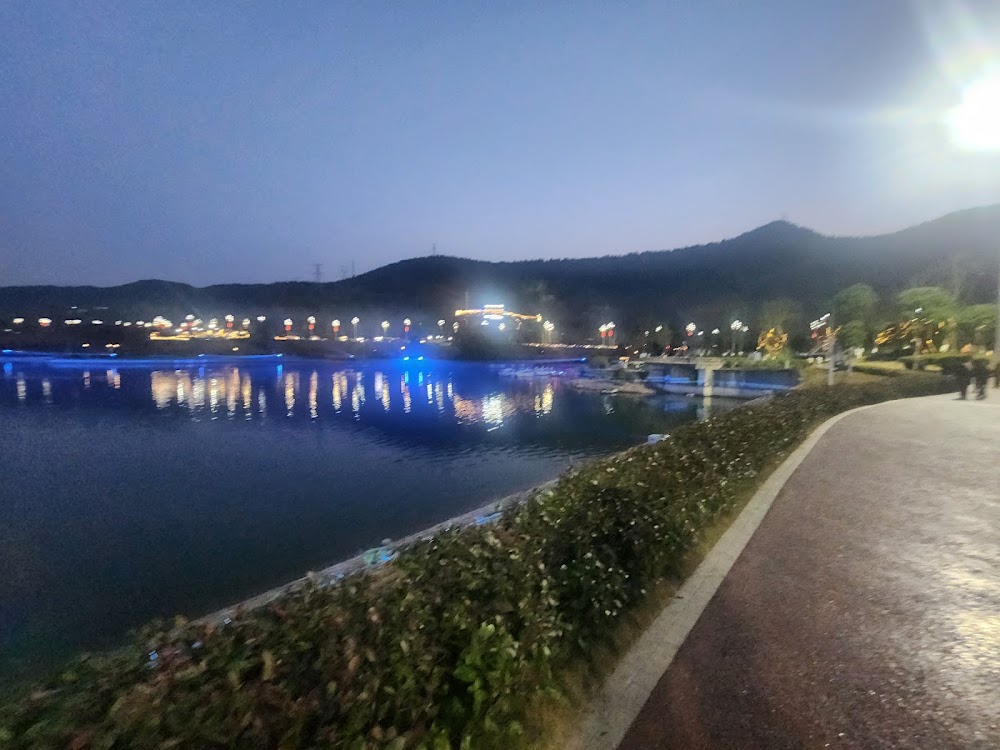 Heze Lotus Lake photo 3