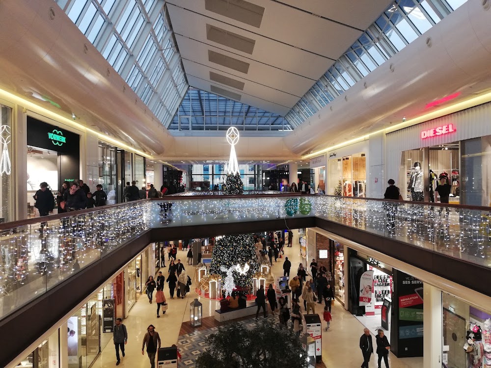 Les Terrasses du Port (Shopping Center with Views) photo 3