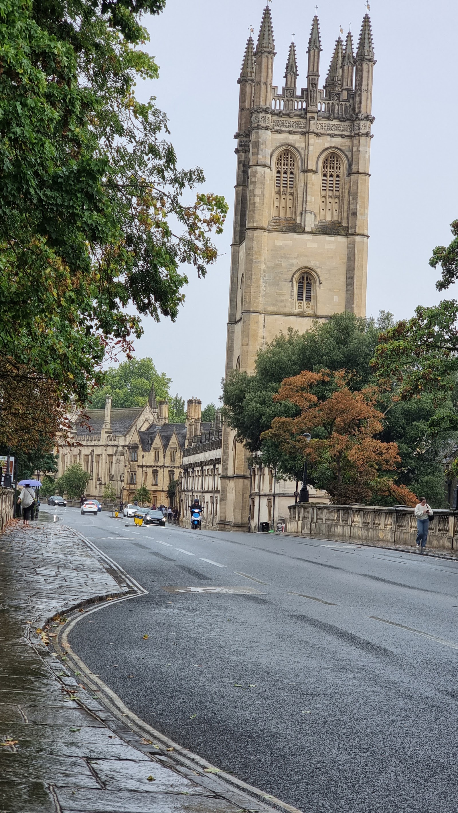 Gaze over the city from Magdalen Bridge