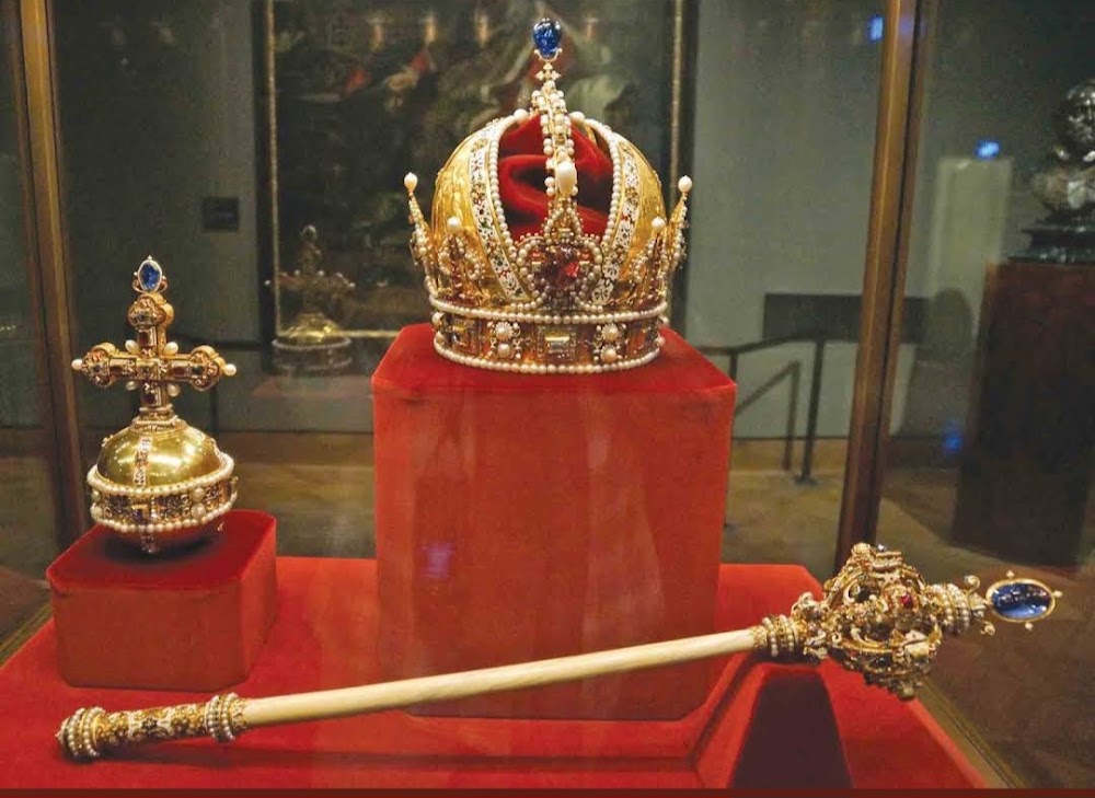 Treasury of National Jewels photo 3
