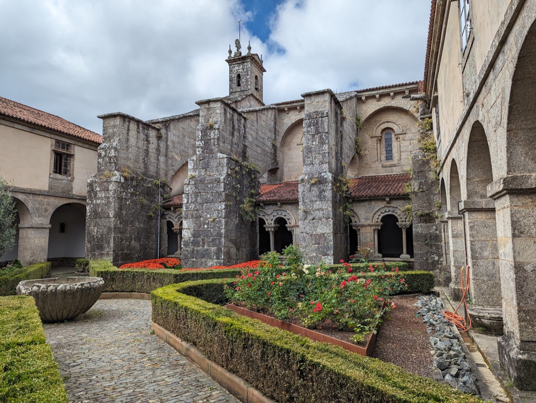 Colegiata de Santa María la Real de Sar photo 2