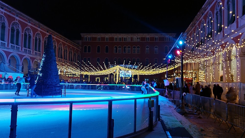 Republic Square photo 2