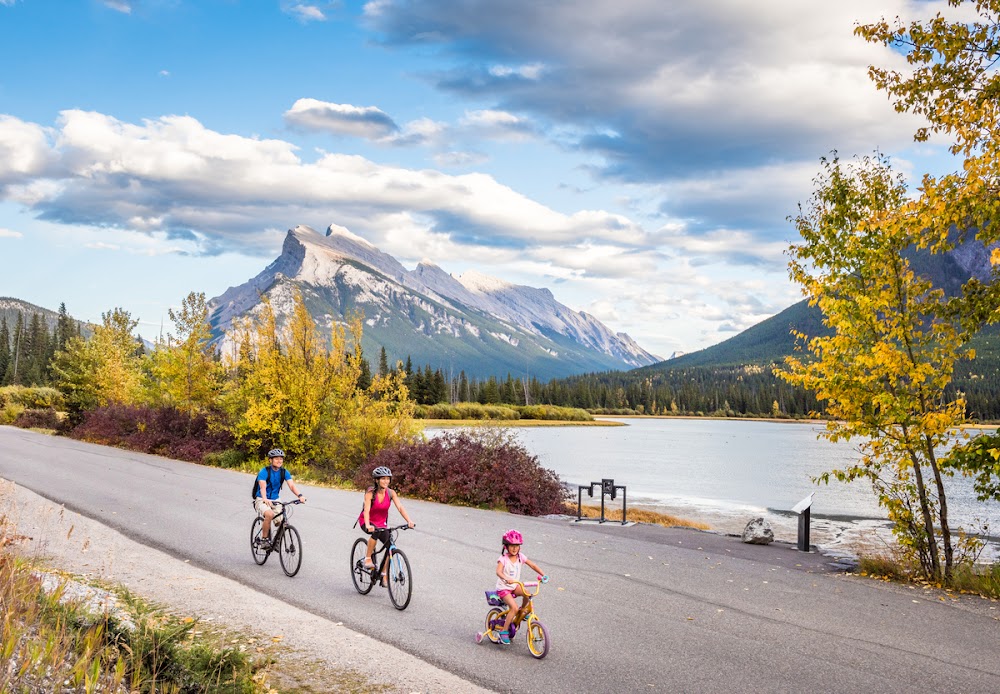 Vermilion Lakes Viewpoint