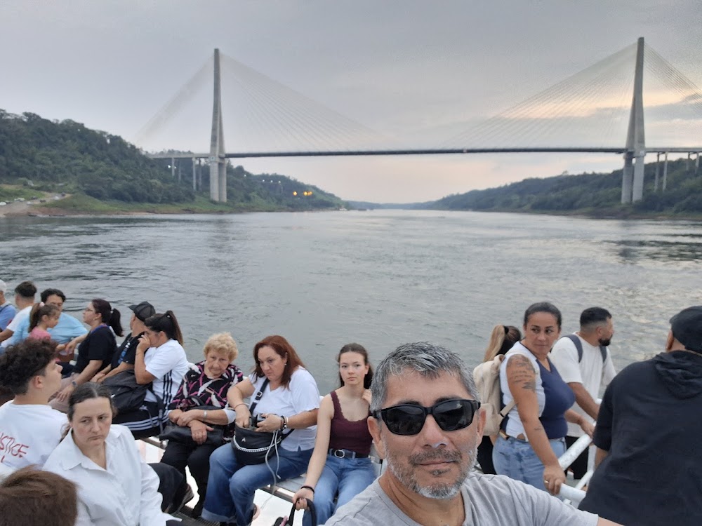Catamarán Cruceros Iguazú – Navegación, Shows y Atardeceres Únicos photo 2