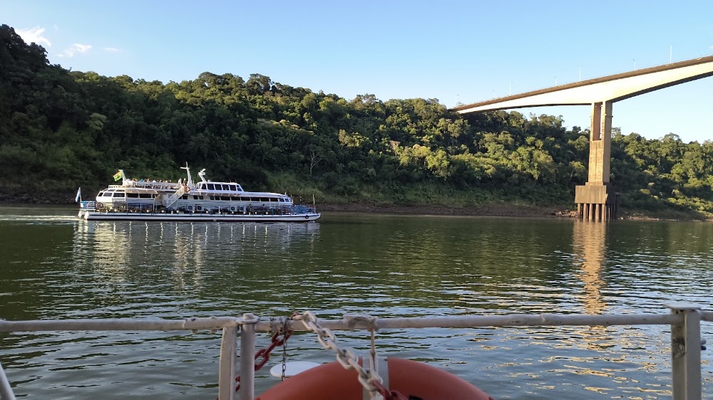 Catamarán Cruceros Iguazú – Navegación, Shows y Atardeceres Únicos photo 3