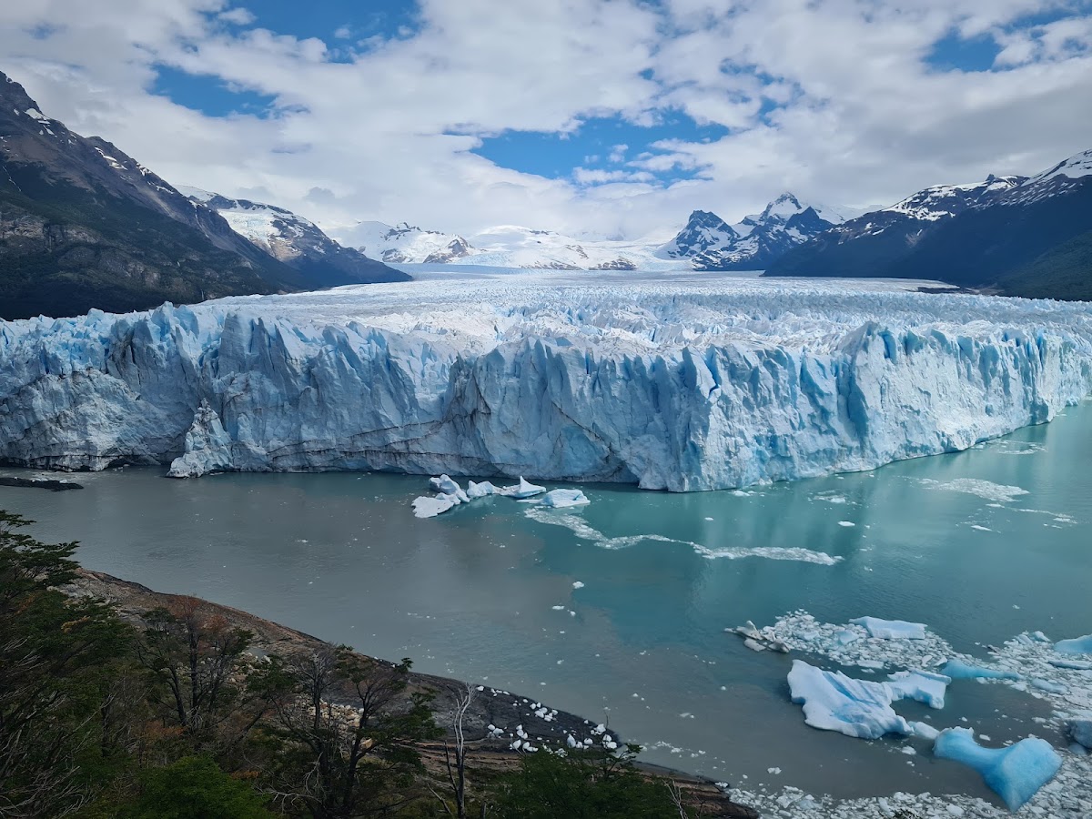 Lago Argentino (the largest lake in Argentina)