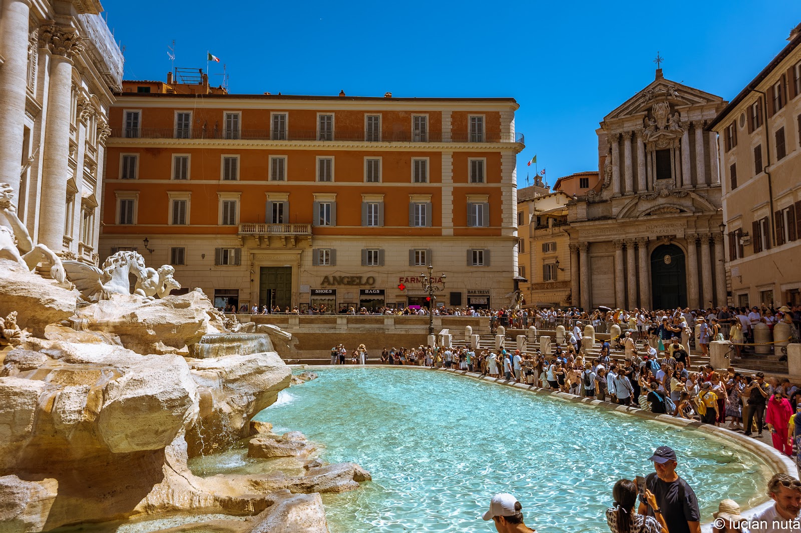 Trevi Fountain photo 2