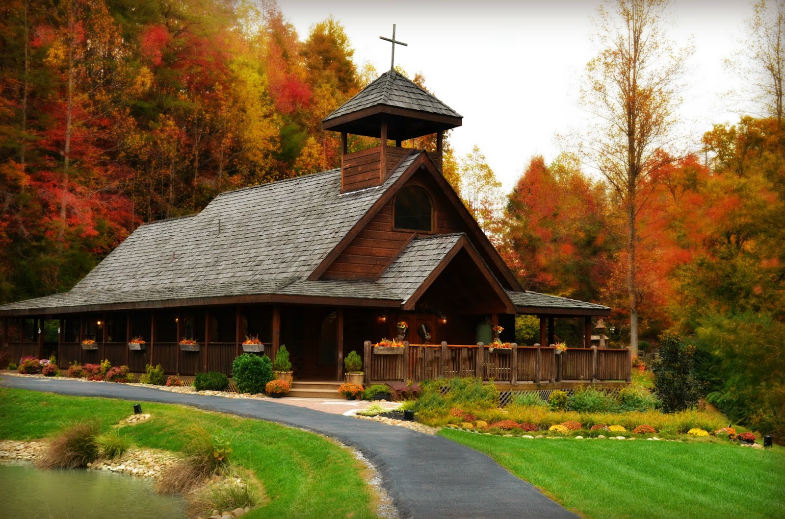 Gatlinburg’s Little Log Wedding Chapel