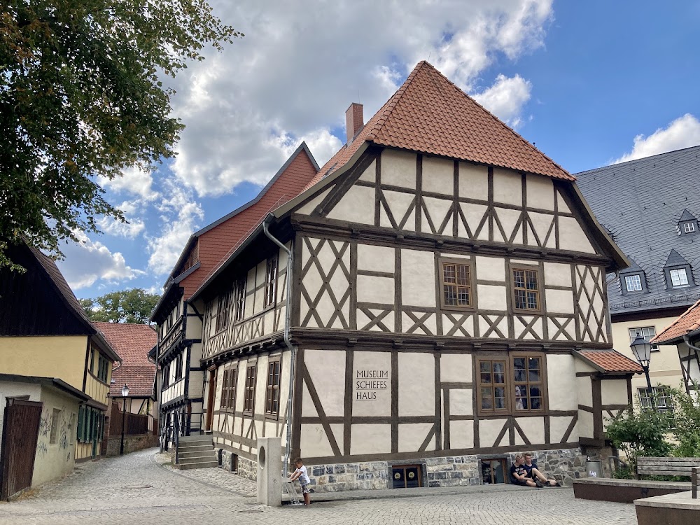 Schiefes Haus