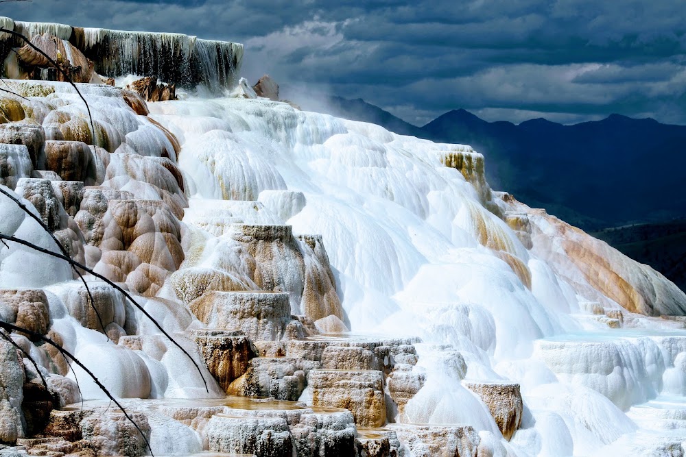 Mammoth Hot Springs Terraces photo 3