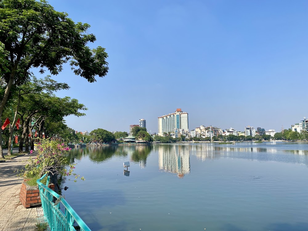 Truc Bach Lake photo 2
