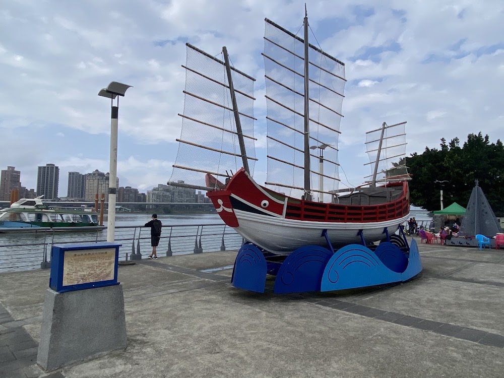 Dadaocheng Wharf and Riverside Park photo 2